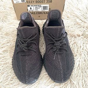 Yeezy Boost 350 V2 - BLACK